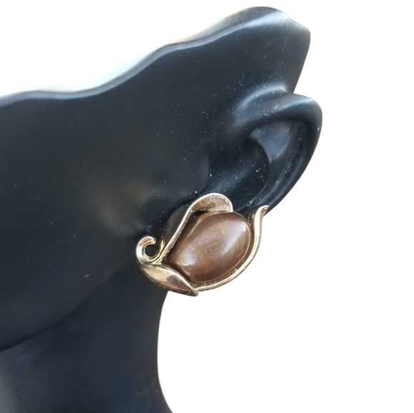 CROWN TRIFARI 50s GOLDTONE & SHIMMER CHOCOLATE BROWN THERMOSET CLIP ON EARRINGS - Picture 1 of 4